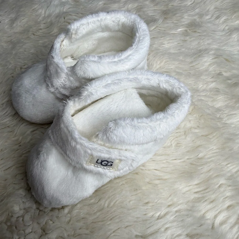 UGG Baby Bixbee Bootie Vanilla White Baby Walker Shoes Size 4 / 5